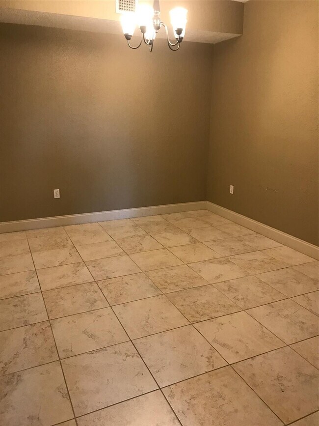 Building Photo - 6928 SW 39th St