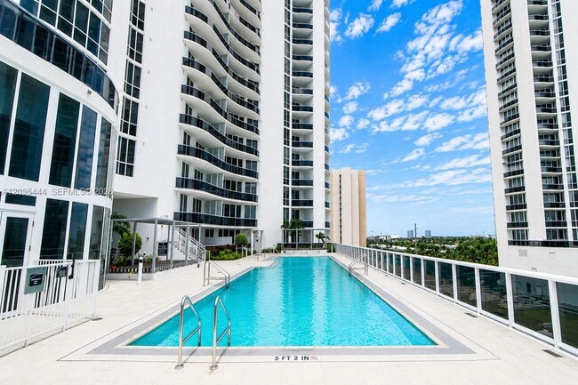 Building Photo - 15901 Collins Ave
