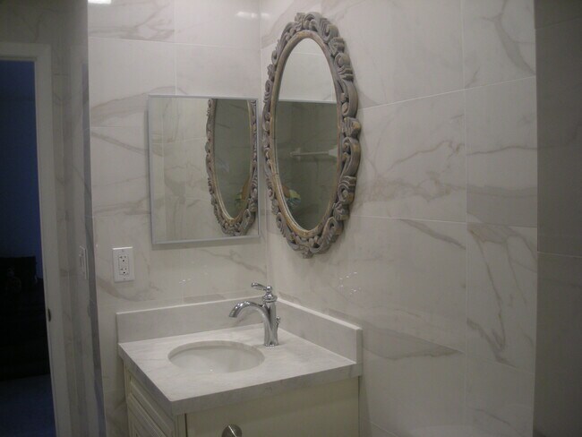 Master bathroom - 11701 SW 108th Ln