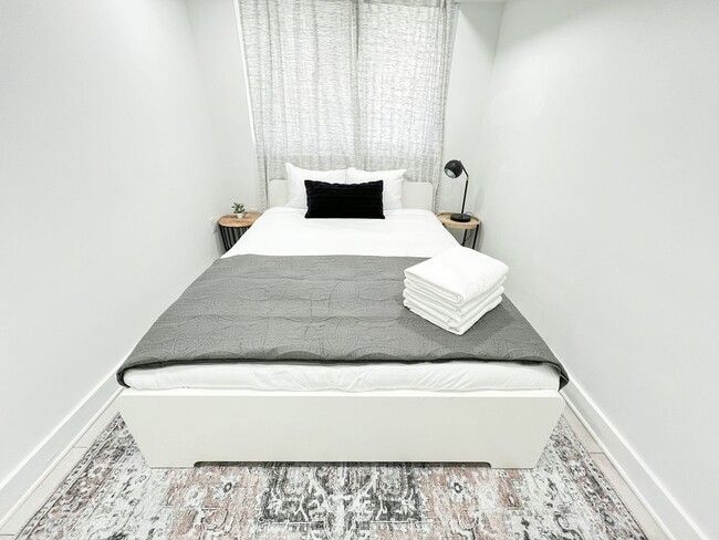 Building Photo - RENOVATED TOWNHOME WITH DECK BY METRO