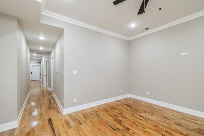 Building Photo - 3 bedroom in Chicago IL 60637