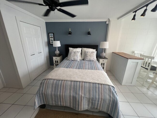 Building Photo - Fully Furnished One Bedroom Overlooking Pool on Ena Road in Waikiki