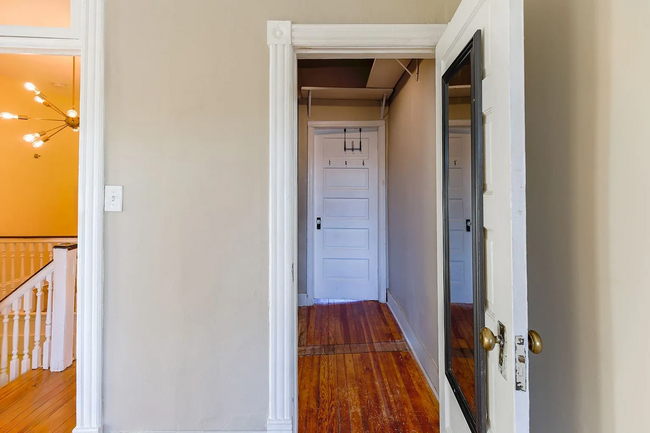 Building Photo - Fully Renovated 3 BR/1.5 BA Apartment in C...