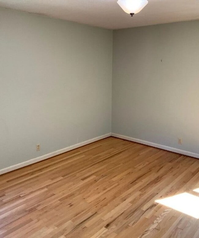 Building Photo - Charming Maplewood SFH with garden beds, fruit trees and finished basement