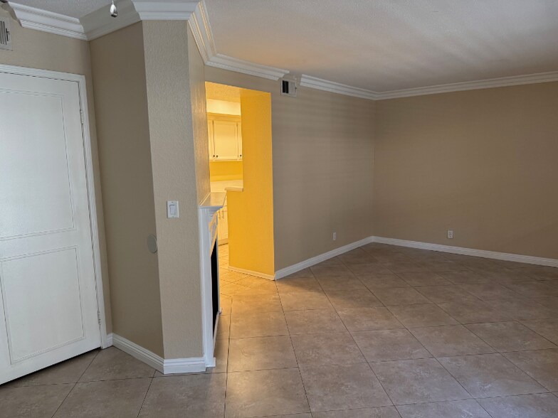 Building Photo - 8167 Vineyard Ave