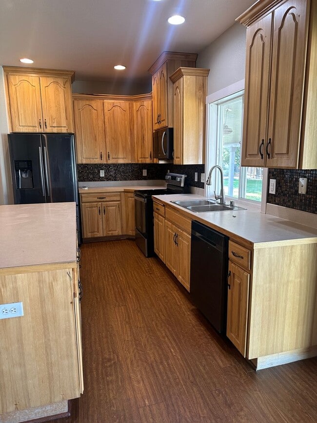 Building Photo - Extra Large Home For Rent, 4 Bedrooms! NEW...