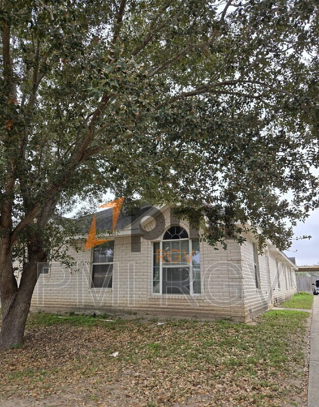Building Photo - 423 La Mancha Dr