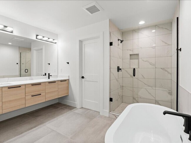 Building Photo - Beautiful Greenwood Townhome with Rooftop ...