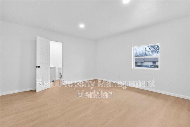 Building Photo - 2424 Cloverdale St