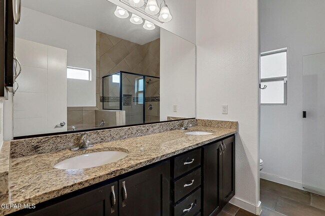 Building Photo - 308 S Manzanita Dr
