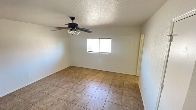 Building Photo - Cozy 3 bedroom home in Surprise!