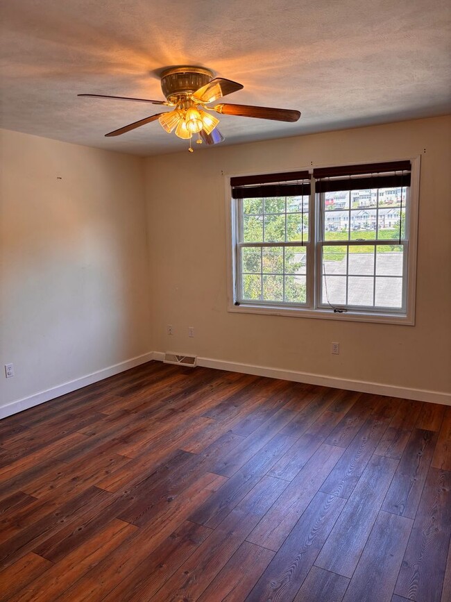 Building Photo - 3 Bedroom/2.5 Bath Townhome located in clo...