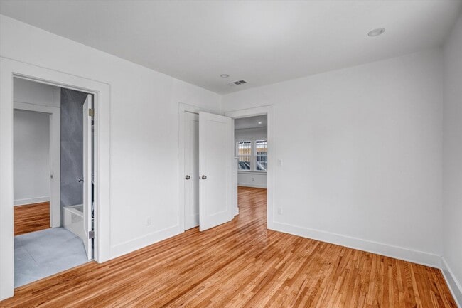 Building Photo - 1413 E 76th Pl