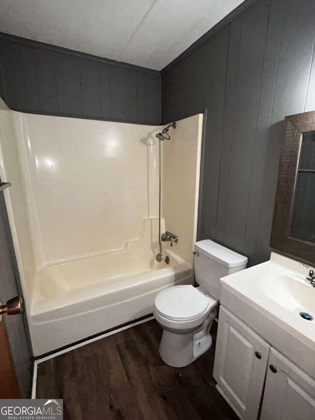 Building Photo - 2891 Village Green Dr