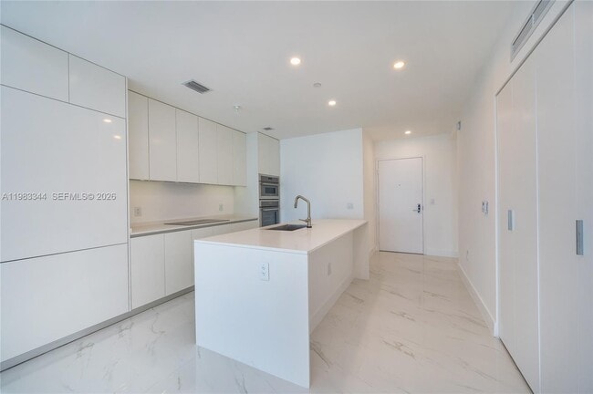 Building Photo - 700 NE 24th St