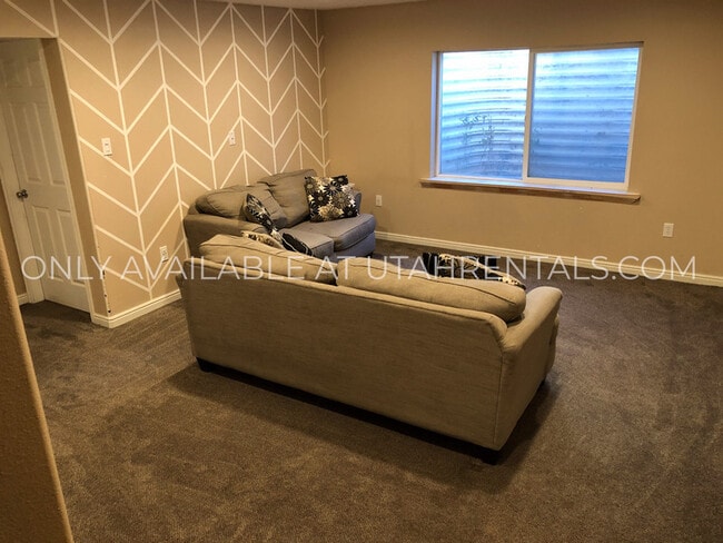 Building Photo - 466 S 400 W