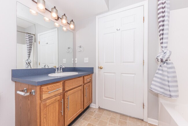 Building Photo - 2646 S Knightsbridge Cir