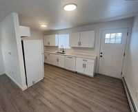 Building Photo - Beautiful 1 Bed Apartment with Reserved Parking Spots