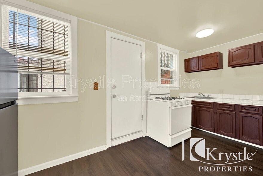 Building Photo - 505 Hichborn St