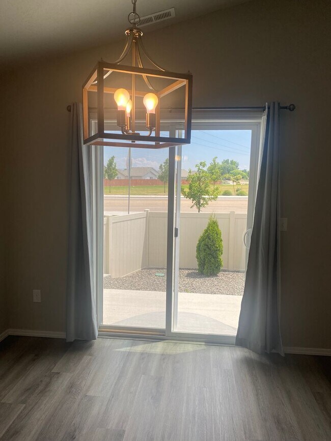 Building Photo - 3 bedroom, 2 bath home on a cul-de-sac