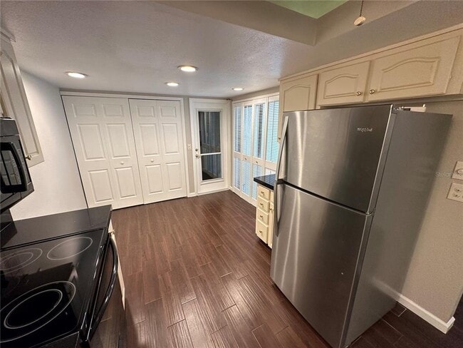 Building Photo - 1539 Pickwood Ave