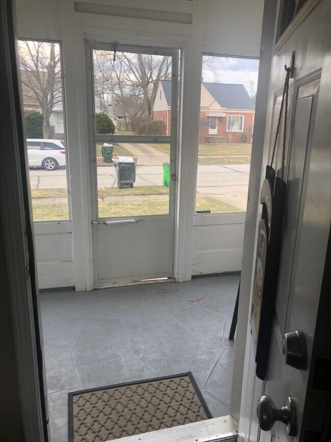 Building Photo - 2 Bedroom home with garage in Mayfield Hts!