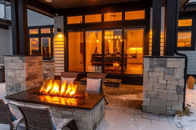 Building Photo - Custom 4 Bed Home in Shevlin West