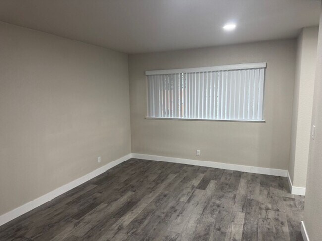 Building Photo - Beautifully updated 2-bedroom, 2-bathroom ...