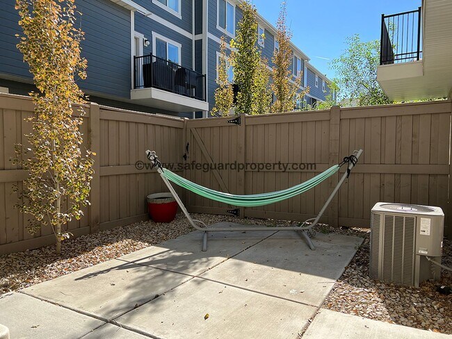 Building Photo - Stunning Townhome in Draper Creekside Comm...