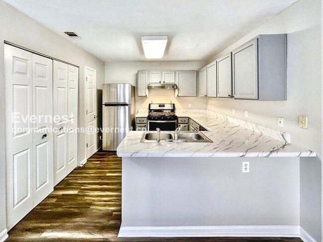 Building Photo - 3-Bedroom Home with Garage / Pet-Friendly ...