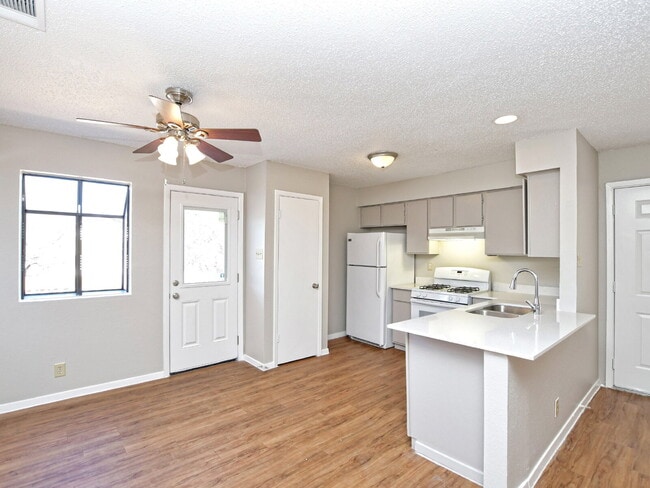 Building Photo - 301 Algerita Dr