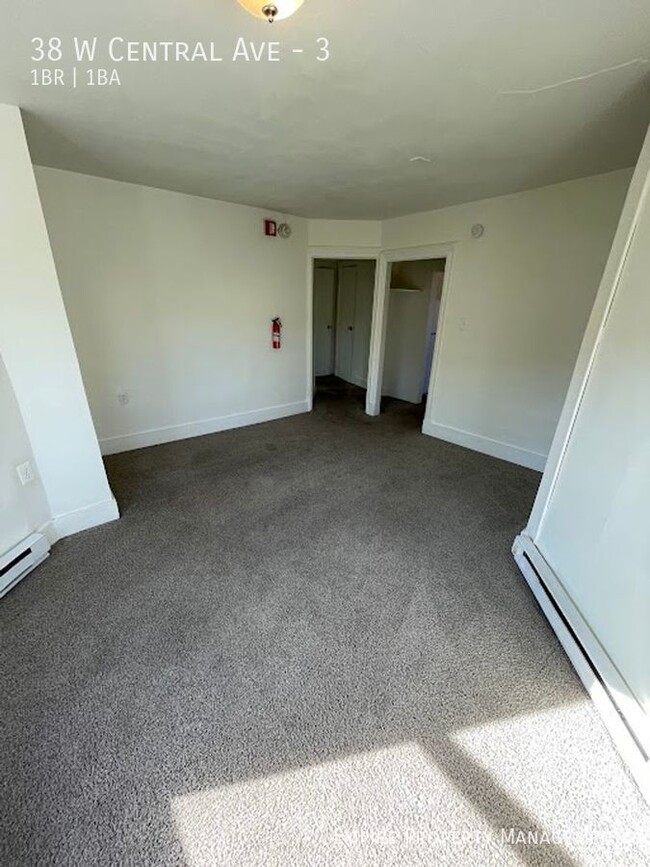 Building Photo - Available January 1st! 3rd floor- 1 Bedroo...