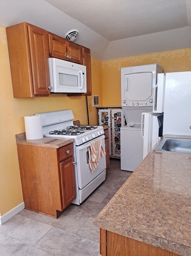 Building Photo - ALL PROSPECTIVE TENANTS MUST SUBMIT A $58 NON-REFUNDABLE APPLICATION FEE PER APPLICANT ONLINE AND...