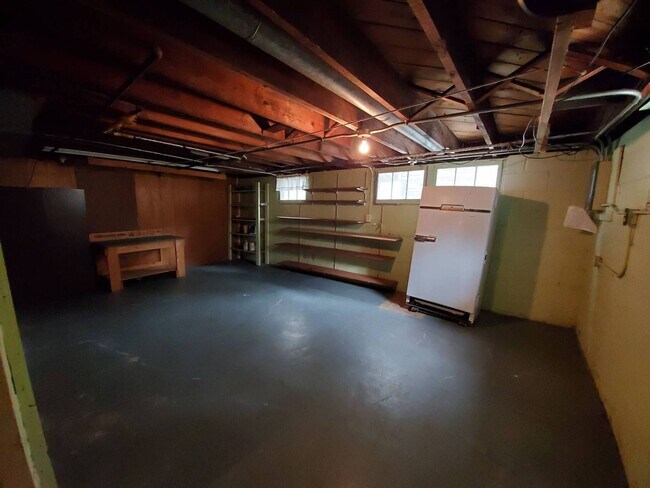 Building Photo - Immaculate 4 Bedroom Single Family with Central AC and Detached Garage, parking lane, and Large B...