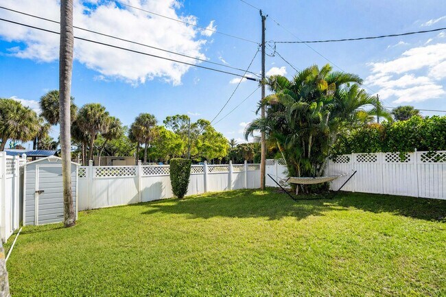 Building Photo - 2103 N Palm Cir