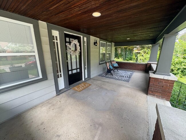 Building Photo - 6039 E Lowell Ave