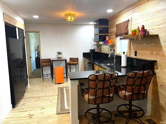 Building Photo - 624 Monroe St