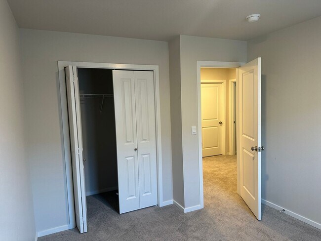 Building Photo - Pet friendly 4 bedroom 2.5 bath house!