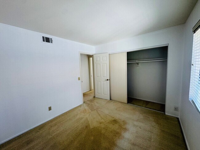 Building Photo - View Mission Oaks 4 Bedroom