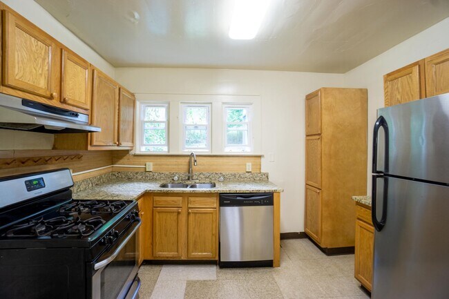 Building Photo - Single Family Home with Enclosed Front Por...