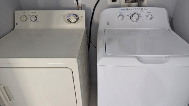 Building Photo - 826 Middleton Dr SW