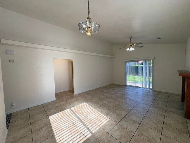 Building Photo - NE Visalia home Rent Ready!