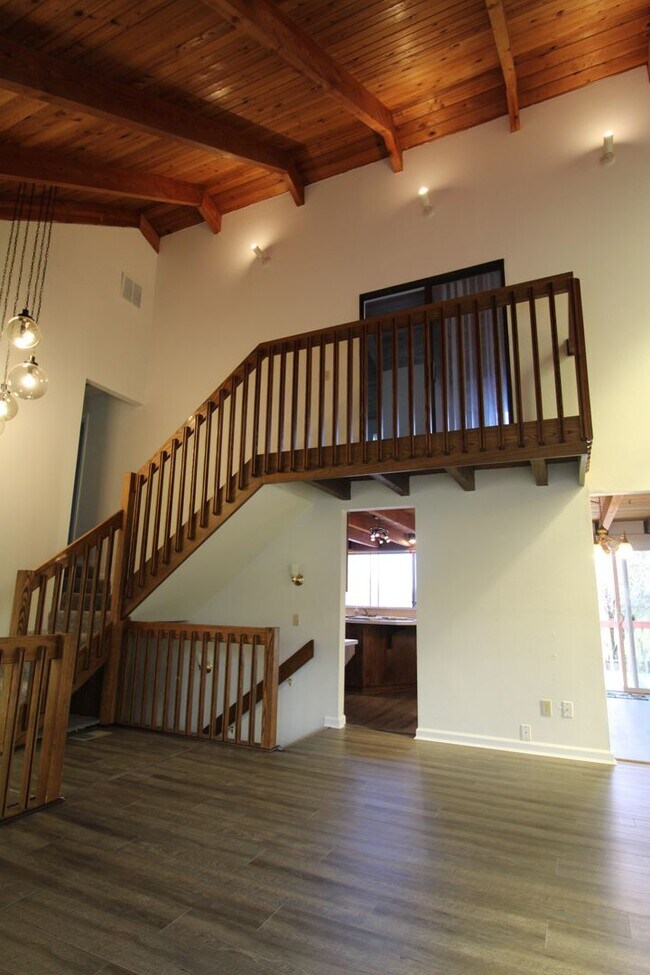 Building Photo - SPACIOUS 3+ BEDROOM SALMON CREEK/MOUNT VISTA MULTI-LEVEL HOME WITH LARGE FENCED YARD!