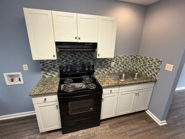 Building Photo - 704 Pinehaven Dr