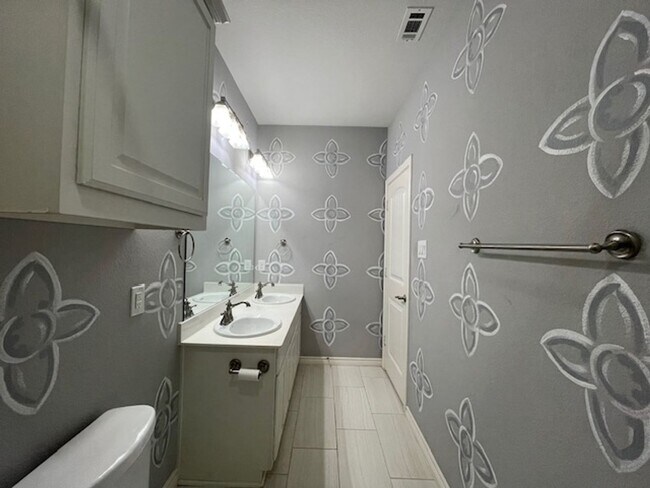 Building Photo - 2403 Cabrillo Ln