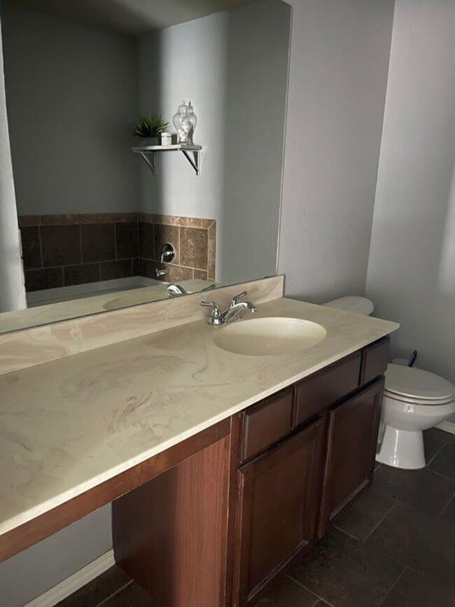 Building Photo - Newcastle Schools, great floor plan and neighborhood! New paint and carpet!