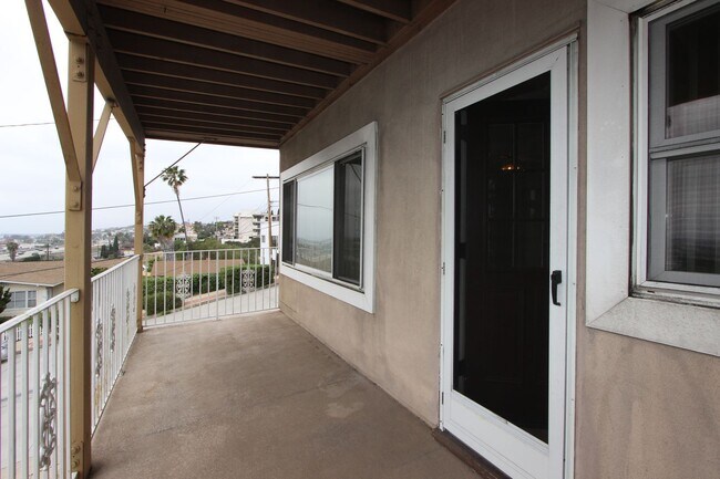 Building Photo - Gorgeous 2 bedroom 1 bathroom downstairs apartment available May 1, 2026 with a MOVE IN SPECIAL