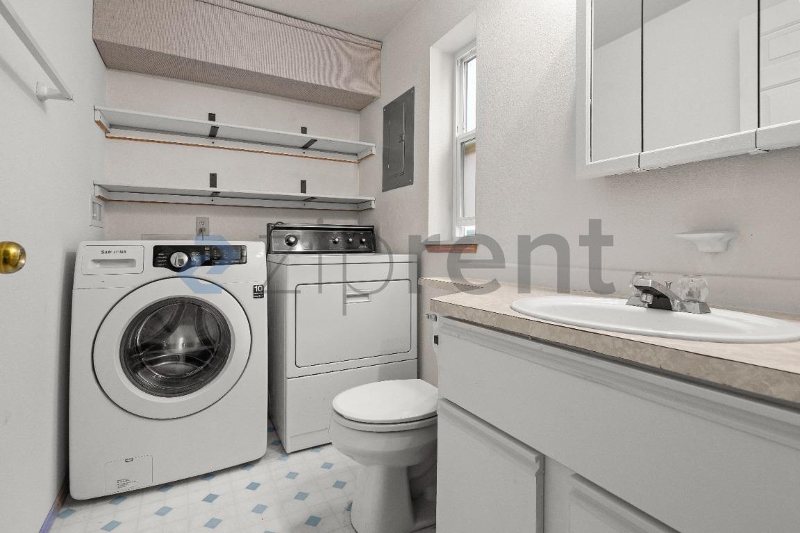Building Photo - Unit 3