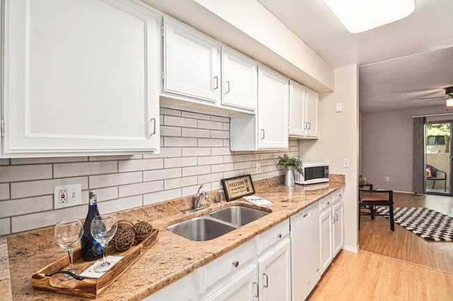 Building Photo - Well Maintained 2 Bed, 2 Bath Townhome in ...