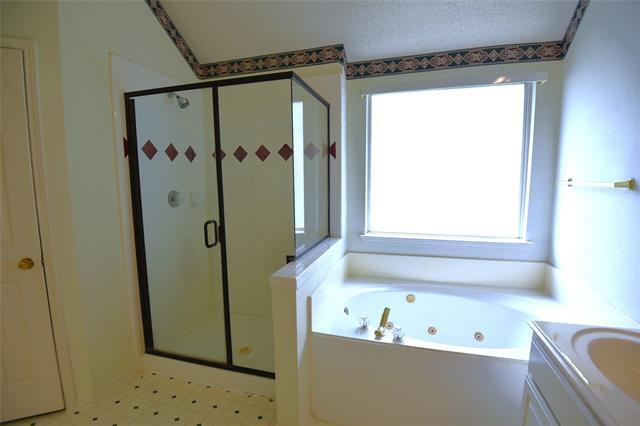 Building Photo - 9700 Summer Dr